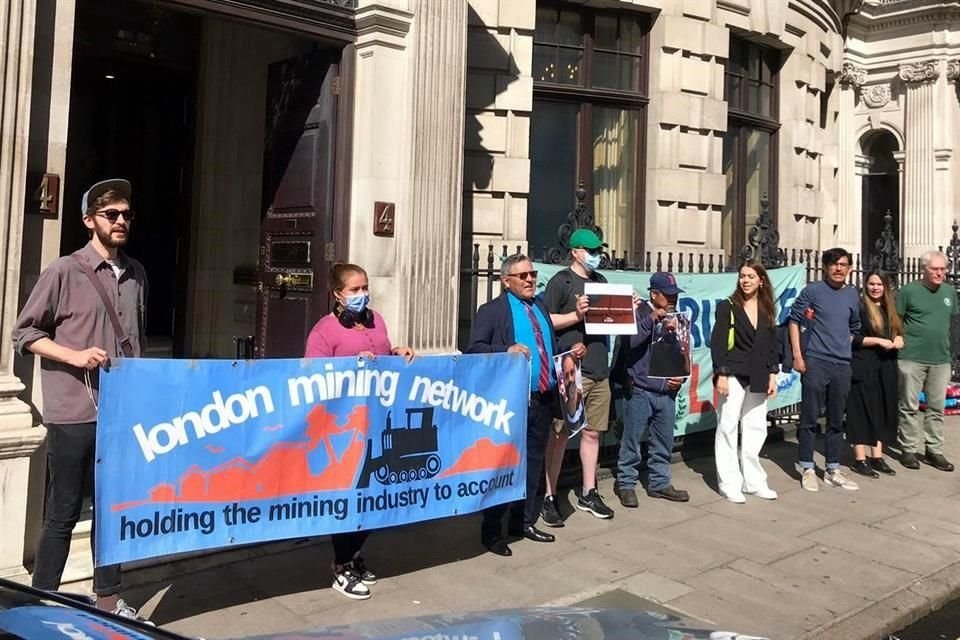 Pobladores de El Bajío y activistas que los apoyaron en Londres, donde encararon a los directivos de la minera Fresnillo.