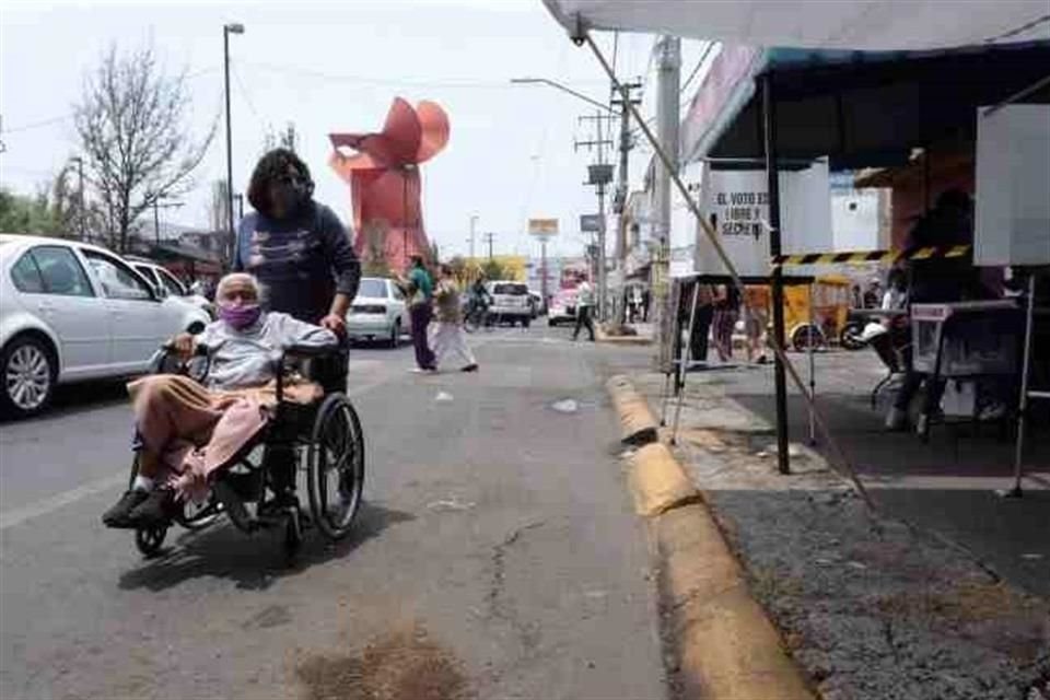 Claudia González, quien vive con discapacidad motriz, enfrenta diariamente obstáculos en las calles, en el transporte público e, incluso, en espacios supuestamente accesibles.