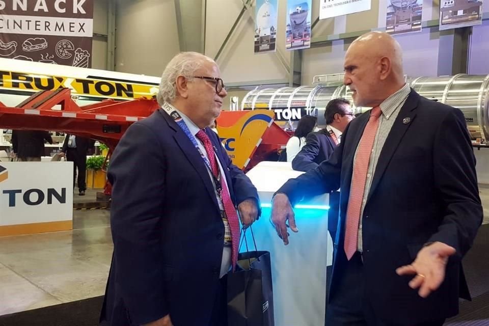 Refugio Muñoz (izq.) y Ramón Medrano, vicepresidente y presidente de la Canacar, respectivamente, durante el inicio de la Expo Proveedores del Transporte y Logística.