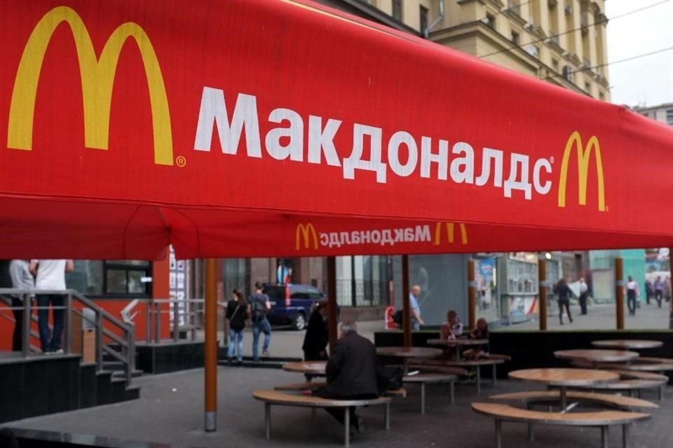 El gigante estadounidense de comida rápida McDonald's saldrá del mercado ruso y venderá su negocio en el país a un franquiciatario local.