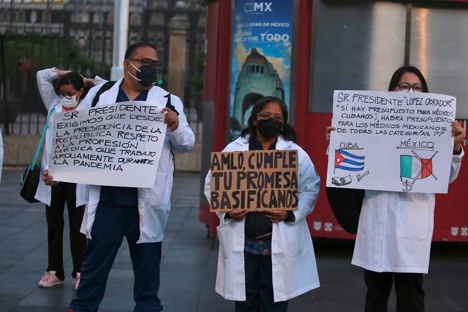 Personal médico protestó afuera de Palacio Nacional.