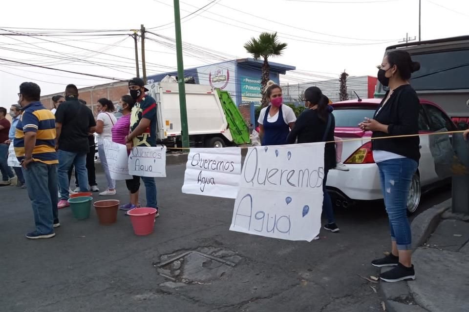 Los habitantes de Tláhuac reclamaron que autoridades han intentado mitigar la escasez con pipas de agua, pero el líquido ha sido insuficiente.