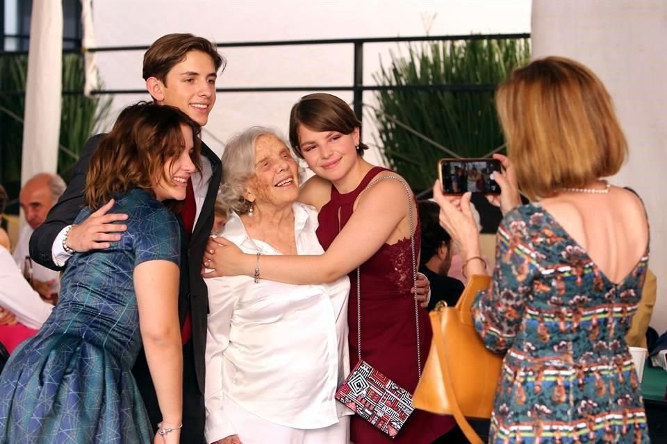 En su cumpleaños 90, Poniatowska se rodeó de su familia. En esta imagen, abrazada por algunos de sus nietos.