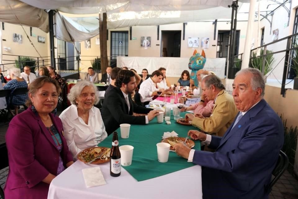 La festejada se sentó entre Lucina Jiménez, directora del INBA, y su primo, el ex Canciller Bernardo Sepúlveda Amor.