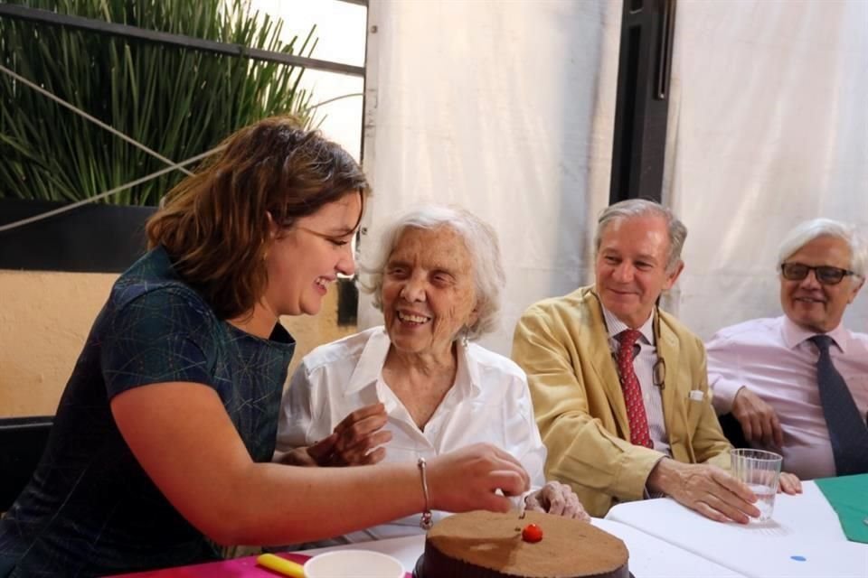 Aquí la festejada con su nieta Carmen, Francisco Martín del Campo y Emmanuel Haro, ya a punto de cortar el pastel.