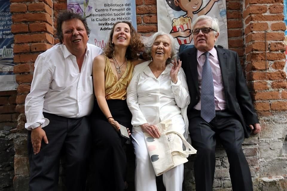 Poniatowska con sus tres hijos: Felipe, Paula y Emmanuel.