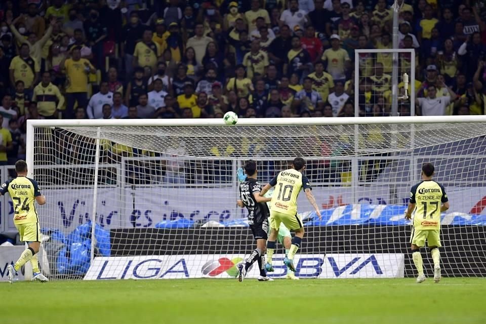 Diego Valdés marcó luego de aprovechar un rebote de Ustari.
