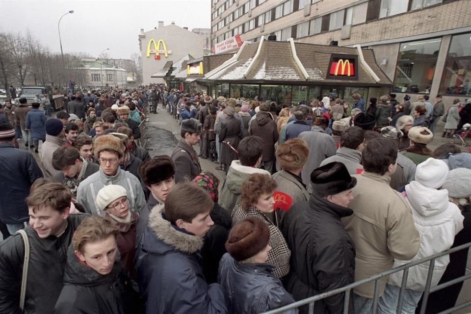 Panorámica de la cola para entrar al primer McDonald's de Rusia, abierto en Moscú el 31 de enero de 1990.