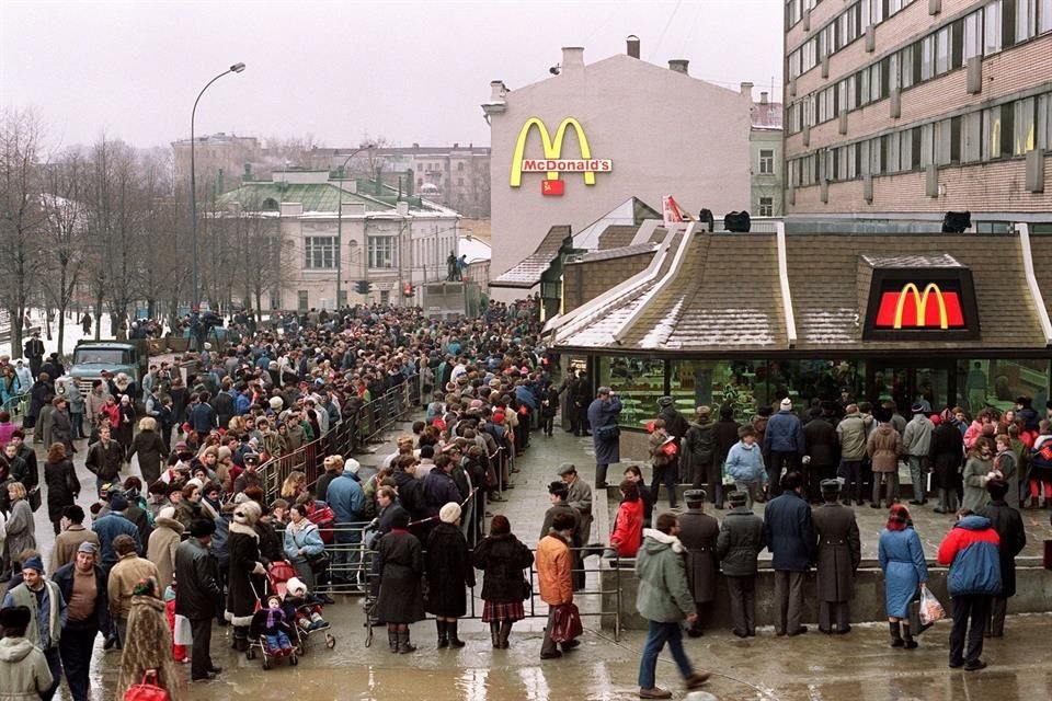 Panorámica de la cola para entrar al primer McDonalds de Rusia, abierto en Moscú el 31 de enero de 1990.