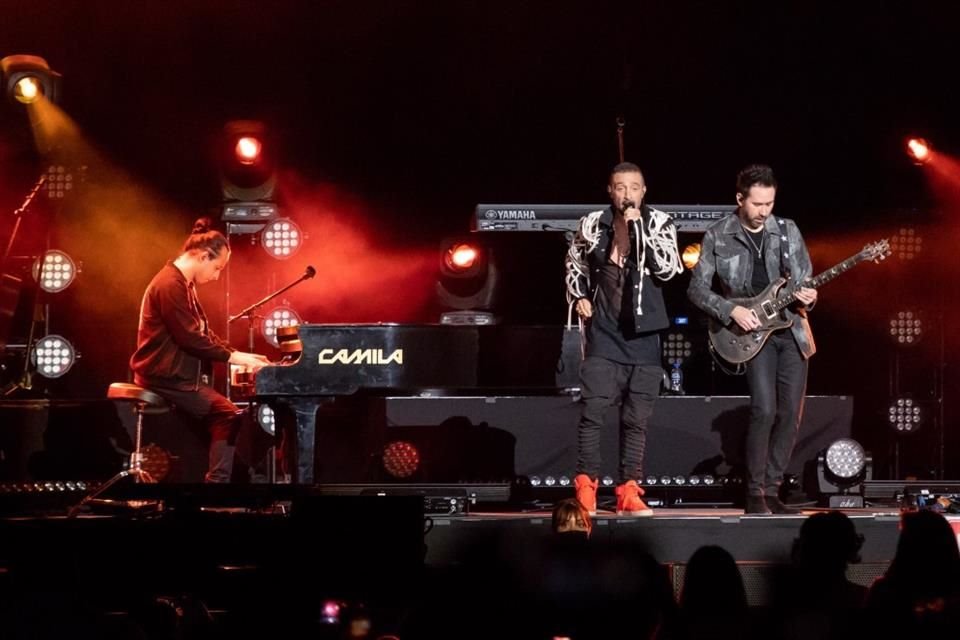 La Arena Ciudad de México se evadió del romanticismo del grupo Camila.