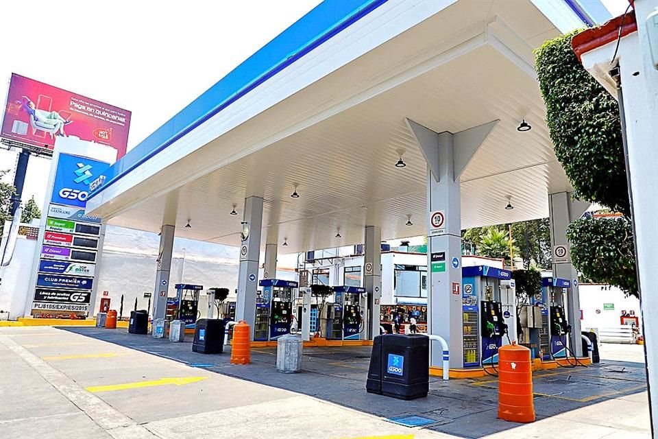Logística de Pemex complica abasto de gasolinas en el País, pues da preferencia a estaciones bajo su marca y limita a IP, señalan expertos.