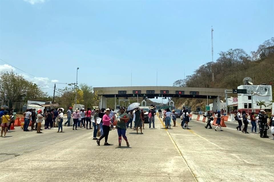 Desde ayer, los manifestantes cerraron la circulación de la México-Acapulco a la altura de Paso Limonero, donde incendiaron neumáticos.