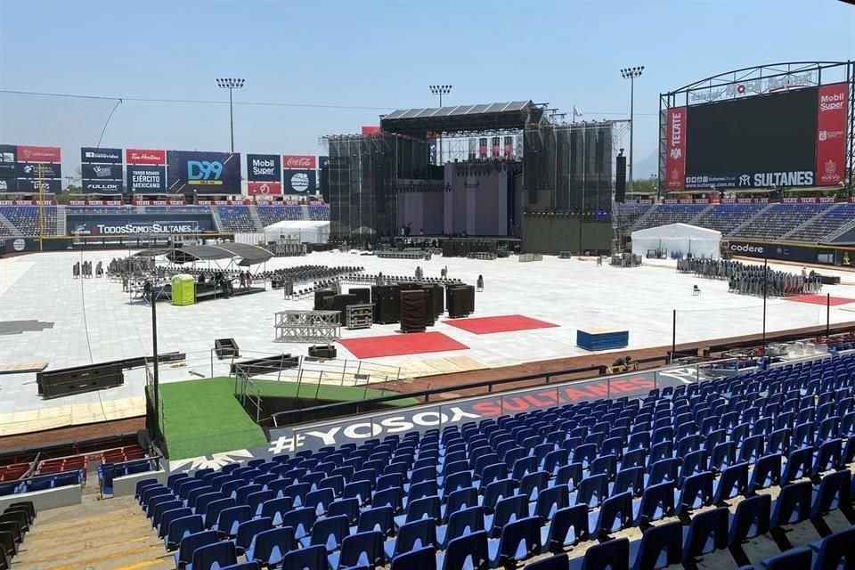 El escenario del 'Justice World Tour' estaba casi listo ayer en el Estadio de Beisbol. Monterrey.