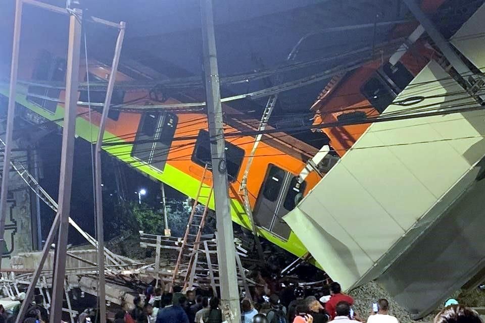 Al menos 6 muertos y 50 heridos dejó la caída de un tren de un tramo elevado de la L12 entre Tezonco y Olivos, según datos preliminares.