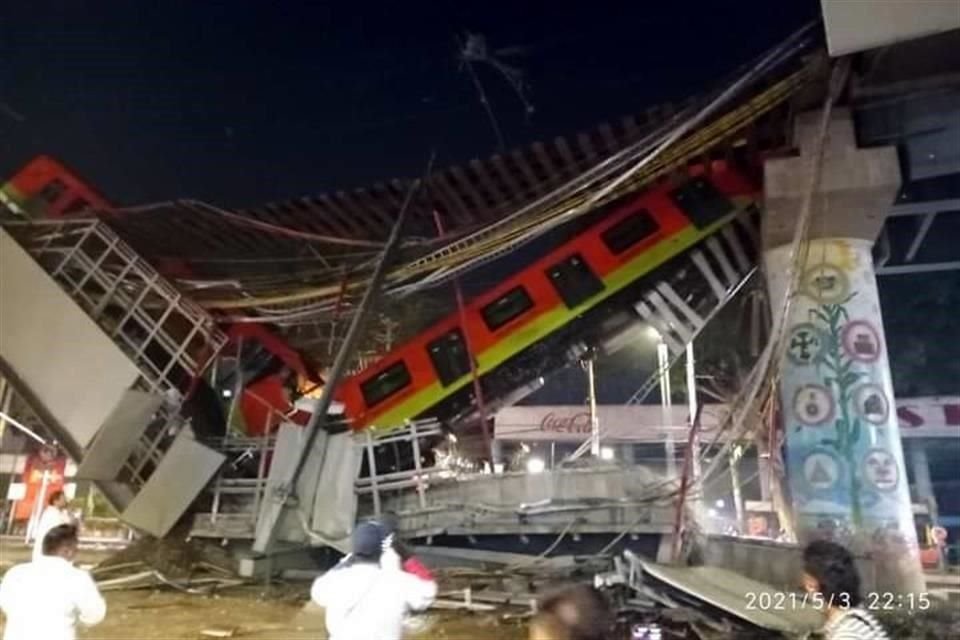 Al menos 50 personas resultaron lesionadas luego de que el Metro cayó de un tramo elevado de la Línea 12, en Olivos.