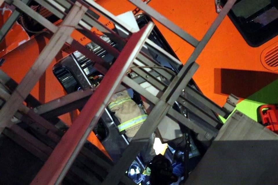 Al menos 13 muertos y 70 lesionados dejó el colapso de una estructura de la Línea 12 que provocó que un tren cayera del tramo elevado en la estación Olivos.