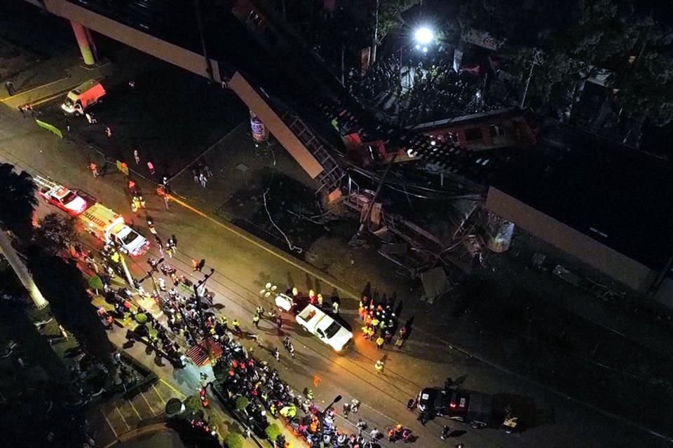 Sheinbaum informó que tienen registrados 23 fallecidos tras el colapso en Línea 12, entre los cuales hay menores de edad; una grúa opera en el sitio para continuar con labores de rescate.