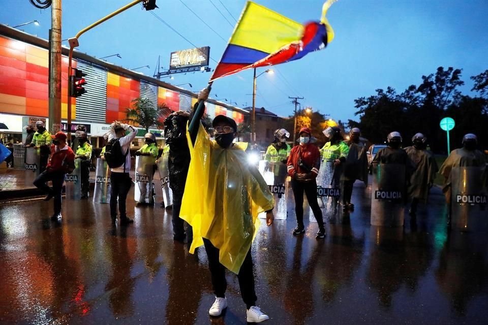 Manifestantes llegaron el lunes al barrio donde el Presidente Iván Duque tiene su residencia, en Bogotá, Colombia.