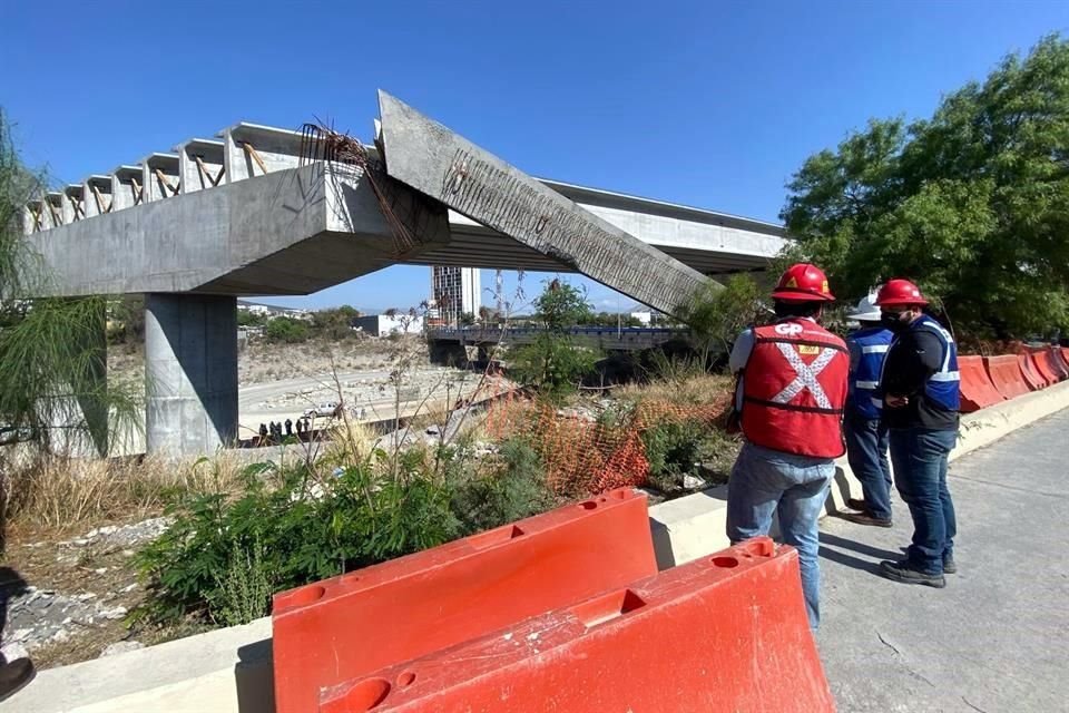 Durante maniobras, dos trabes del Viaducto Urbano Santa Catarina caen a un costado de Morones Prieto cerca del entronque con vía a Saltillo.
