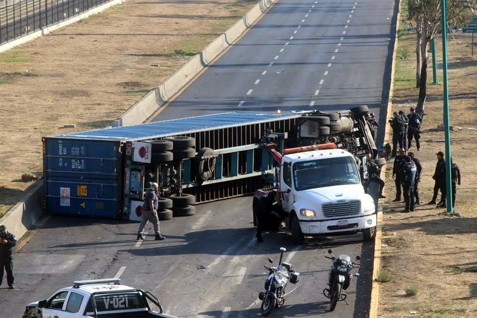 Al accidente ocurrió cuando el vehículo de carga circulaba por los carriles centrales con dirección hacia Ecatepec.