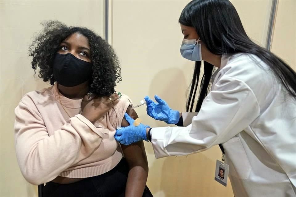 Una joven de 17 años recibe su vacuna contra el Covid-19 en un sitio de vacunación en Nueva York.