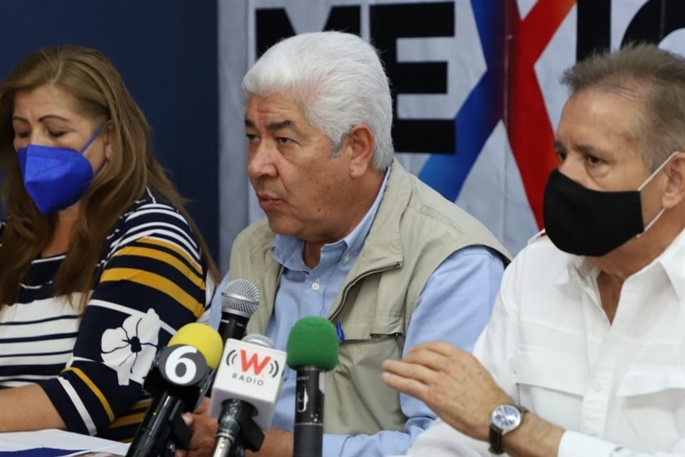 Tras el accidente en la Línea 12 del Metro en la Ciudad de México, Francisco Ramírez Acuña (centro) exigió la renuncia del Canciller Marcelo Ebrard.