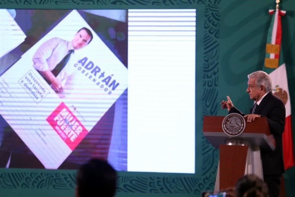 El Presidente exhibió la tarjeta 'Mujer Fuerte' del candidato del PRI en NL, Adrián de la Garza, en la que, dijo, se promete apoyo a mujeres.