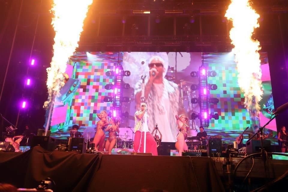 Del escenario salieron ráfagas de fuego mientas él bailaba con 'Vente Pa' Ca', tema que grabó con Ricky Martin.