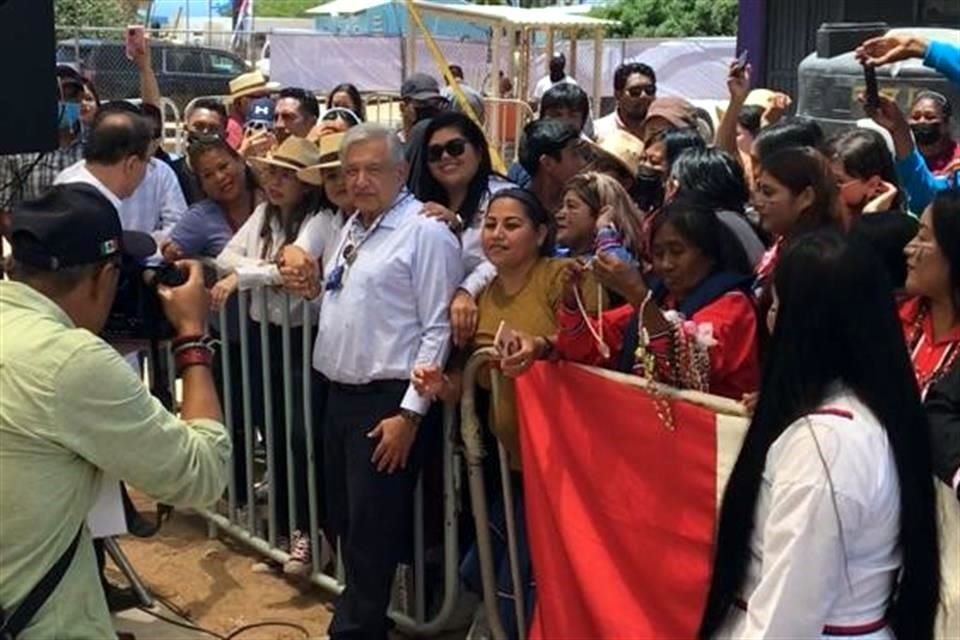 El Presidente posa con mujeres, luego del acto oficial con pobladores seris en El Desemboque, en el municipio sonorense de Pitiquito.