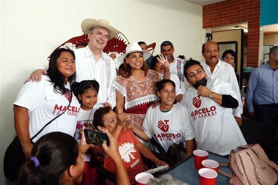 El Canciller Marcelo Ebrard celebró que simpatizantes en Cancún portaran camisetas con la leyenda: 'Marcelo es mi carnal'.