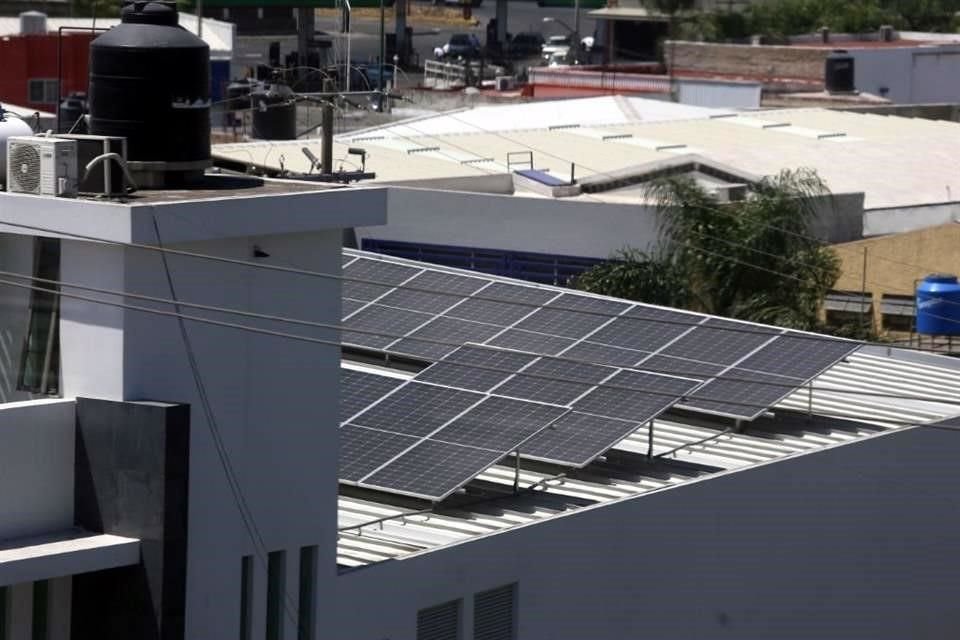 Paneles solares en azoteas con posibilidades de crecer.