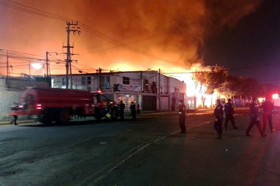 Alrededor de 500 personas tuvieron que ser evacuadas luego de que una bodega de tarimas de madera se incendiara en Iztapalapa.