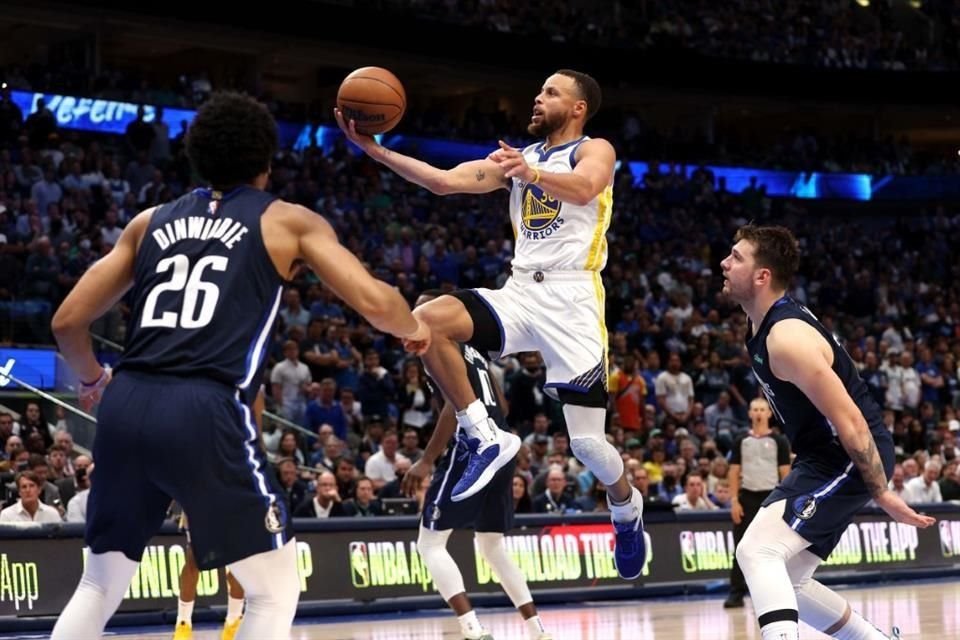 Stephen Curry lideró a los Warriors, que ya se pueden ir apuntando en las Finales de la NBA.