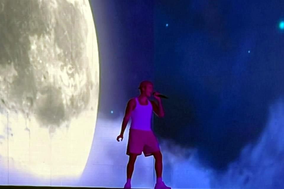 Justin Bieber desfiló y bailó por la pasarela de su escenario.