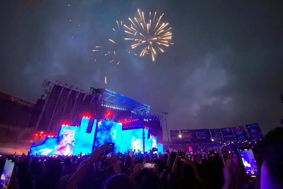 Fuegos pirotécnicos adornaron el Justice World Tour y le dieron brillo al Estadio Mobil Super.