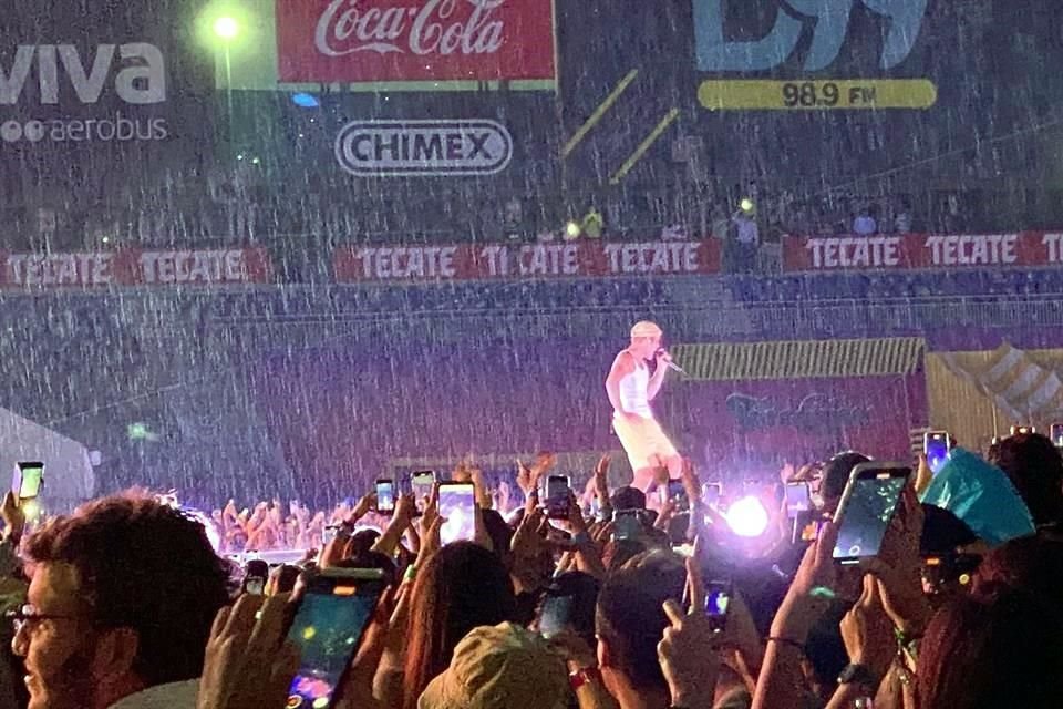 Una lluvia intermitente se hizo presente durante el concierto.