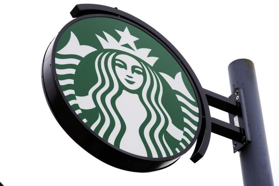 Starbucks dijo que pagará a sus casi 2 mil trabajadores rusos durante seis meses.