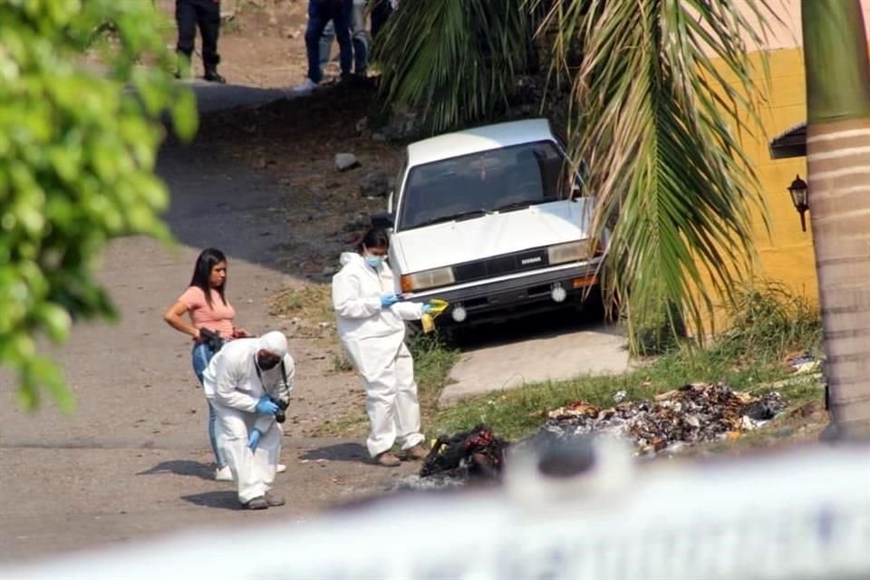 Los peritos de la Fiscalía de Morelos iniciaron la inspección de la calle, en donde se alertó sobre un cuerpo calcinado.
