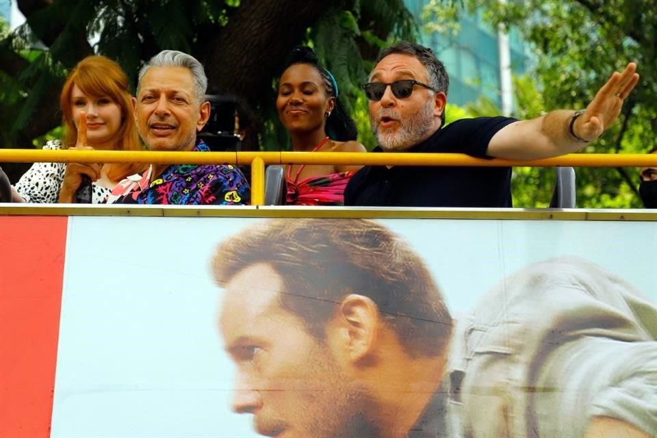 Jeff Goldblum y otros actores de 'Jurassic World: Dominio' promovieron la cinta en un turibús de la CDMX, en el Ángel de la Independencia.