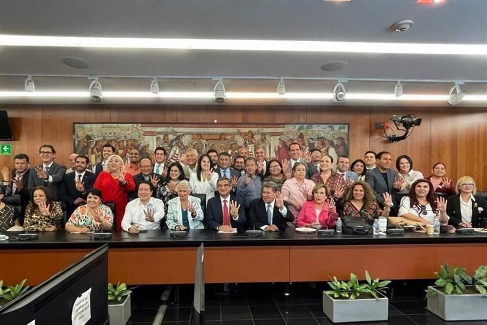 Villarreal acompañado de dirigentes y legisladores de Morena.