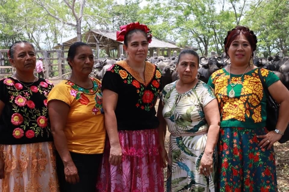 Ellas son algunas de las criadoras de búfalo en Oaxaca.