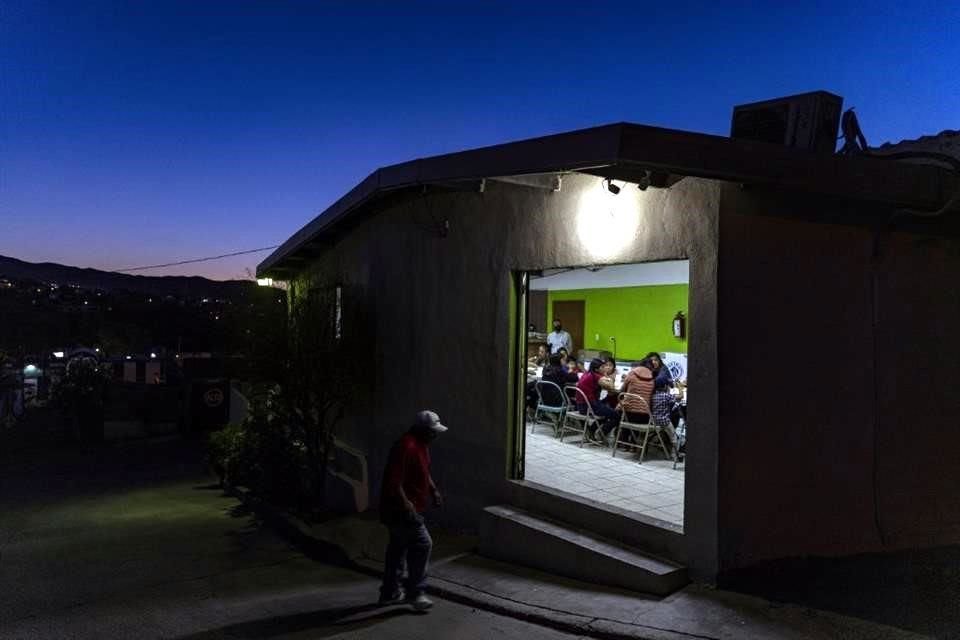 Migrantes cenan en un refugio en Nogales, del lado mexicano de la frontera.