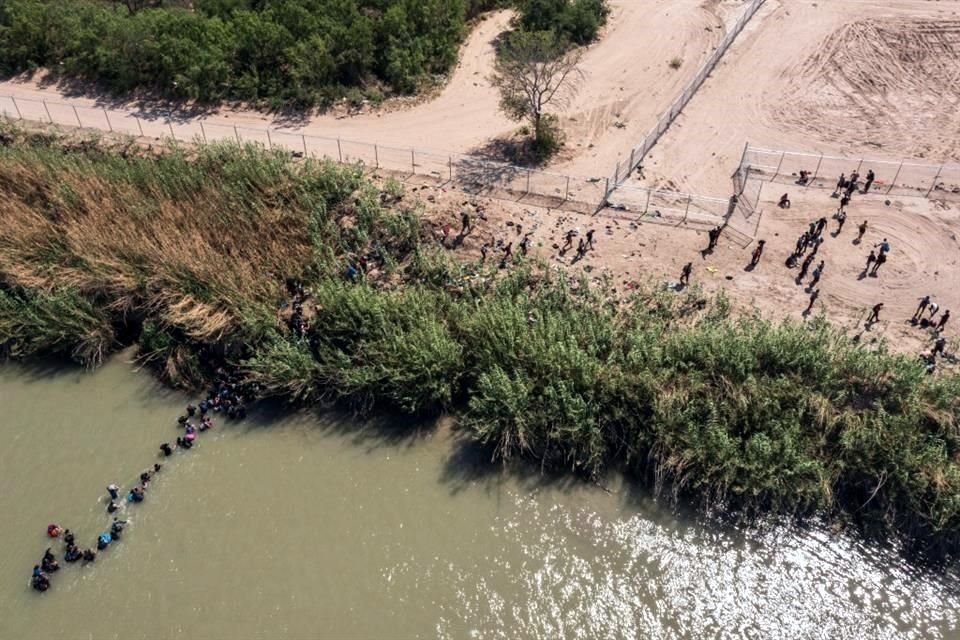 Un grupo de migrantes cruza el Río Bravo en Eagle Pass, Texas.