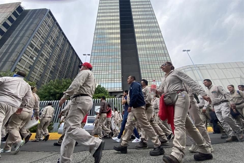 El Presidente acusó que líderes charros azuzan protestas de petroleros, que ayer se manifestaron afuera de la torre de Pemex.