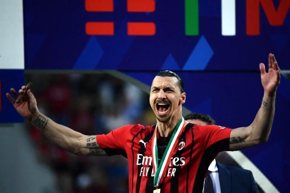 El domingo pasado, Zlatan festejaba el título en la Serie A.