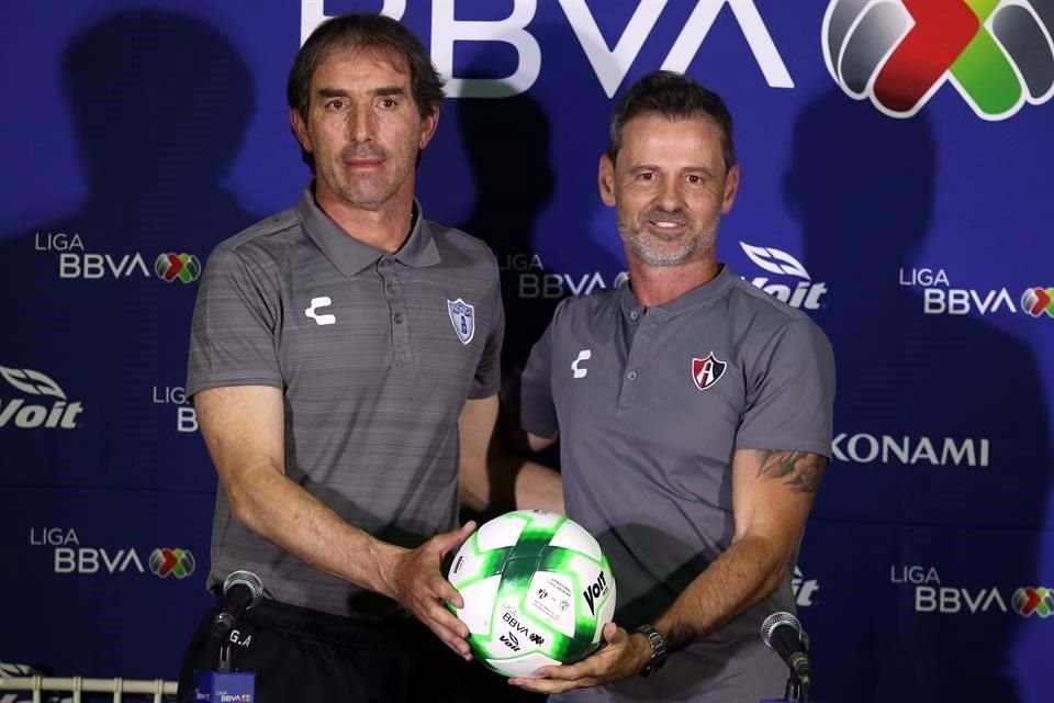 Guillermo Almada (izq.) y Diego Cocca arrancan hoy la Final del Clausura 2022.