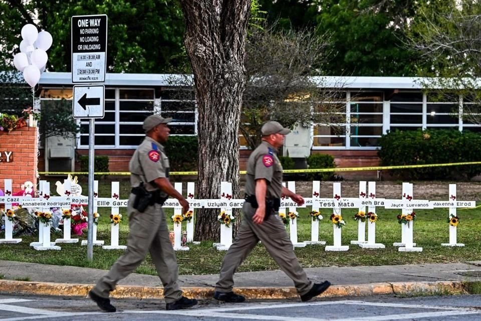 Un memorial con cruces para cada una de las víctimas fue colocado afuera de la Escuela Primaria Robb, en Uvalde, Texas.