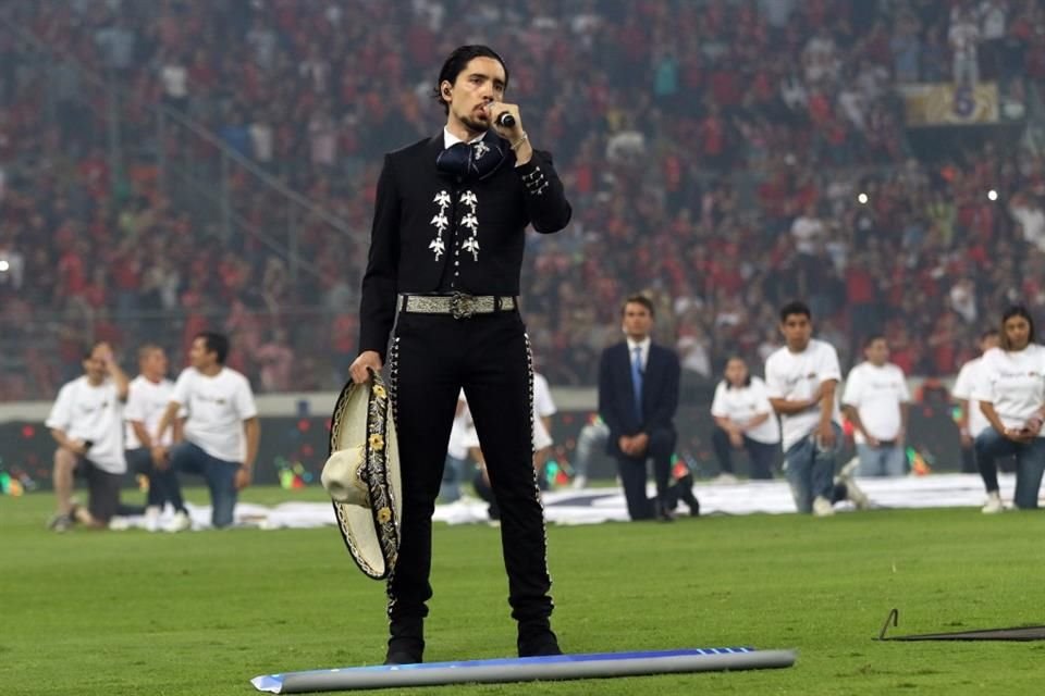 Alex Fernández fue el encargado de entonar el Himno Nacional.