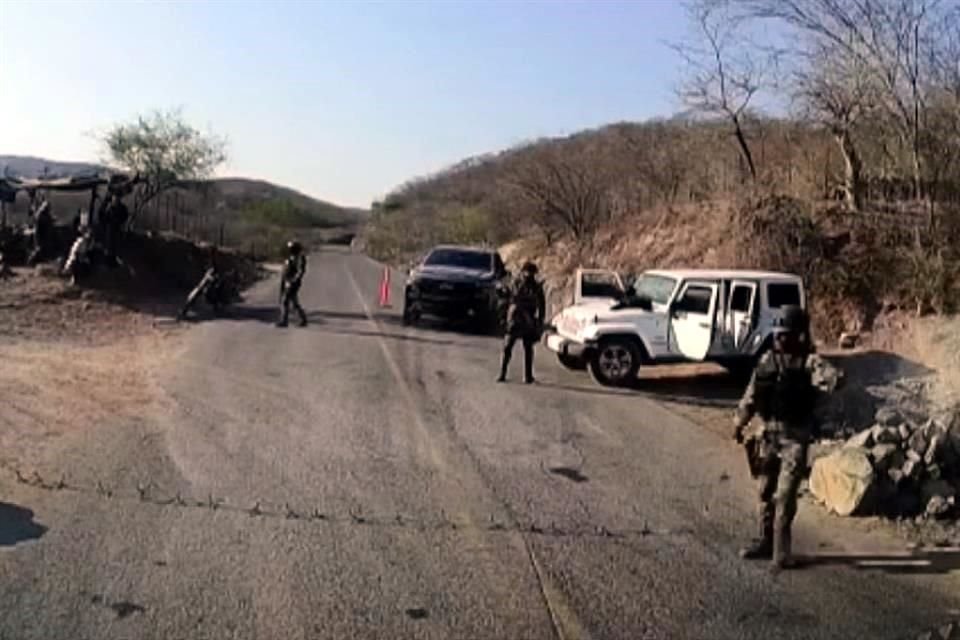 En el 'Triángulo Dorado', rumbo a Guadalupe y Calvo donde AMLO tuvo un evento, las carreteras son vigiladas en retenes por hombres armados.