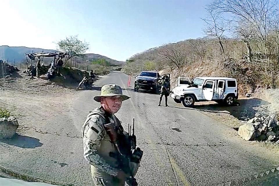 En el 'Triángulo Dorado', rumbo a Guadalupe y Calvo donde AMLO tuvo un evento, las carreteras son vigiladas en retenes por hombres armados.
